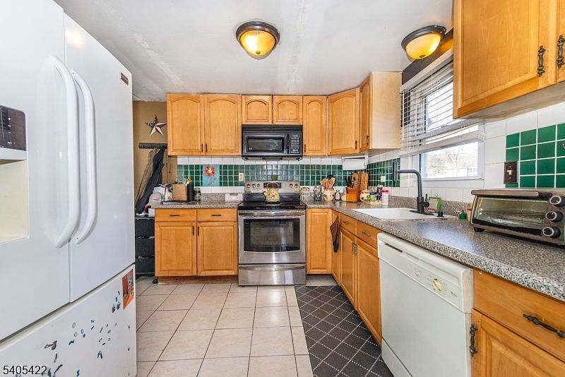 6 Mulberry St Hamburg, NJ 07419  | Single Family