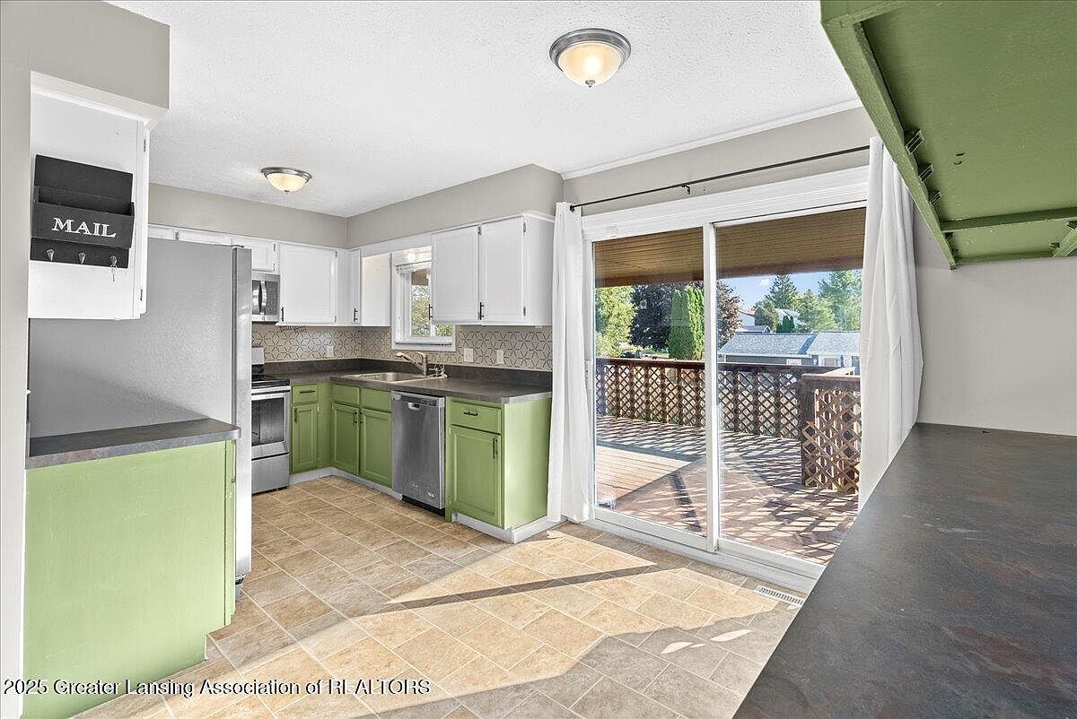 1596 Berkley Dr Holt, MI 48842  | Single Family