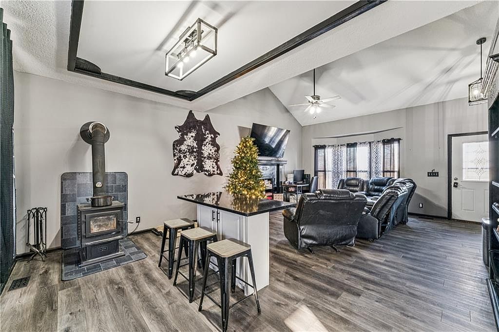 19439 254th St Tonganoxie, KS 66086  | Single Family