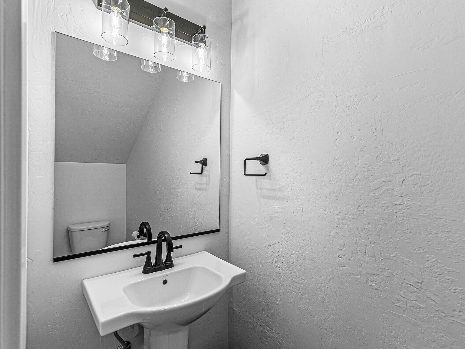 303 Everett Way Talent, OR 97540  | Single Family