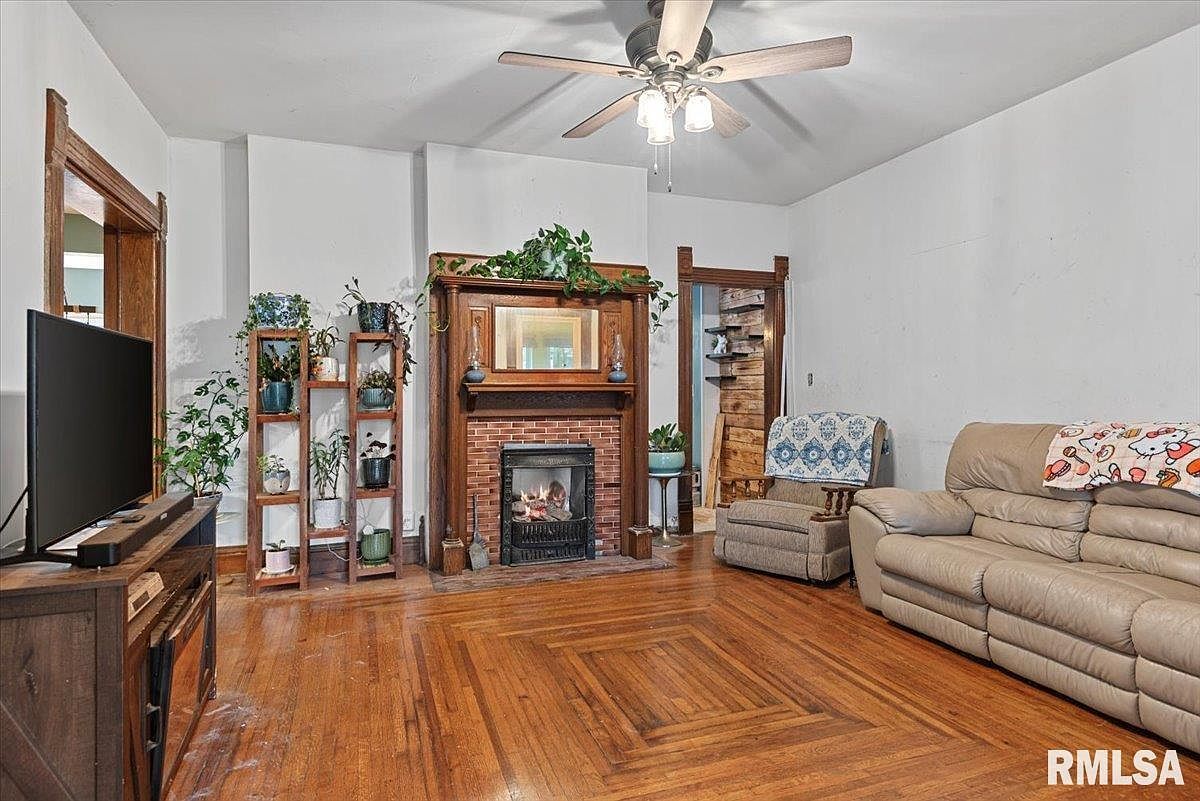 201 S 3rd St Divernon, IL 62530  | Single Family