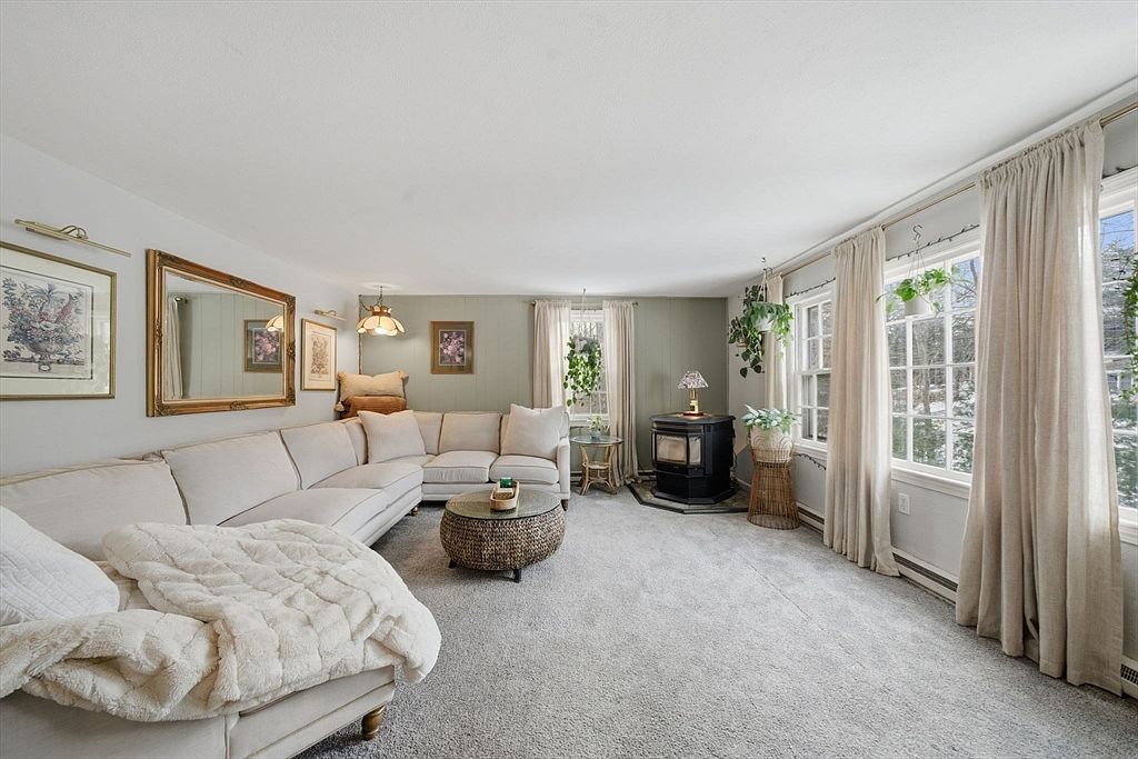 14 Seabrook Rd Salisbury, MA 01952  | Single Family