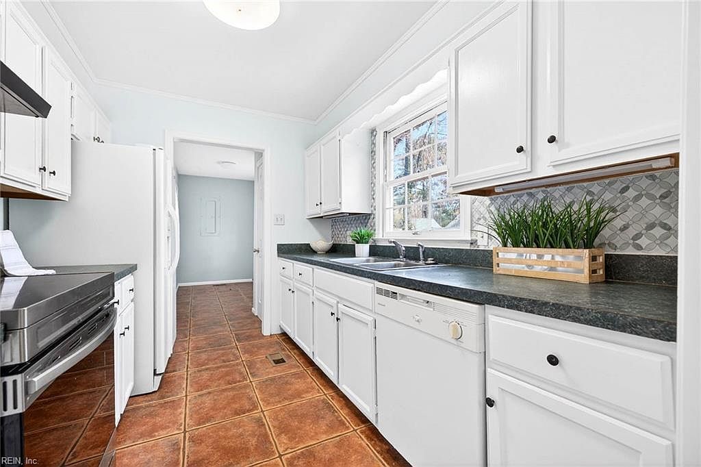 916 Oxford Dr Virginia Beach, VA 23452  | Single Family