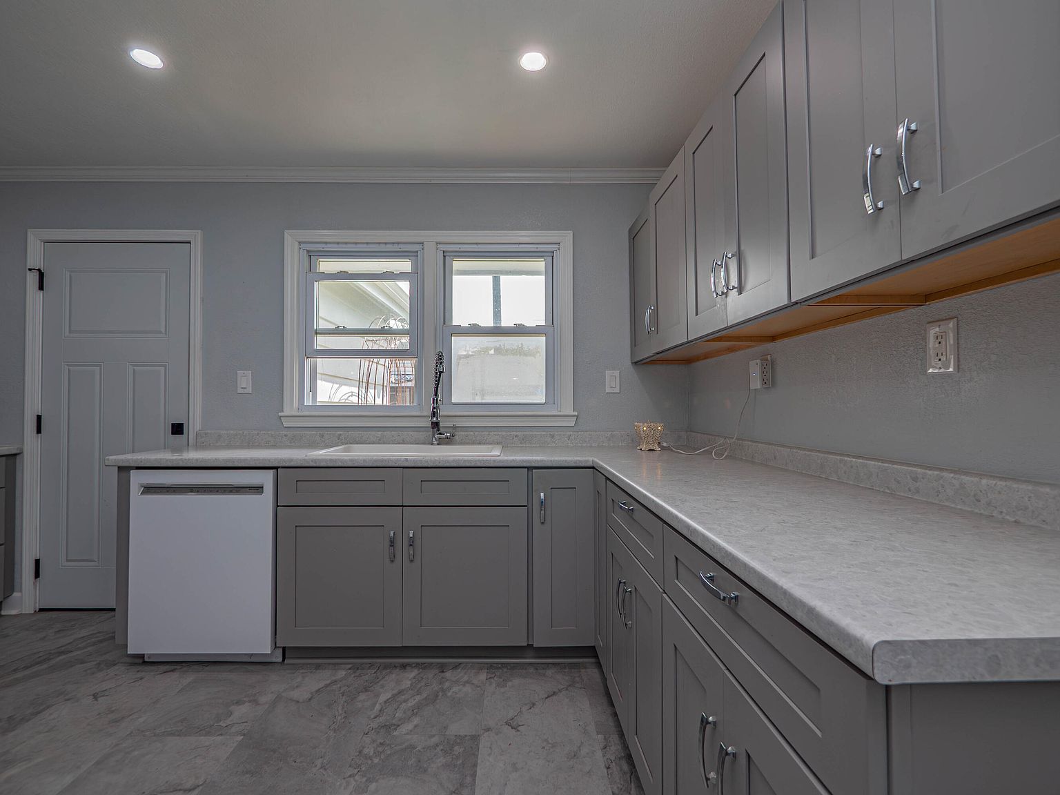 647 Dawson Dr Paris, MO 65275  | Single Family