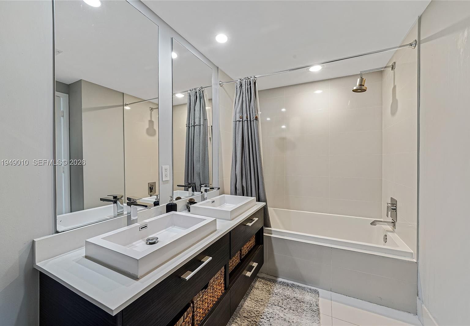 45 SW 9th St APT 3405 Miami, FL 33130  | Condominium