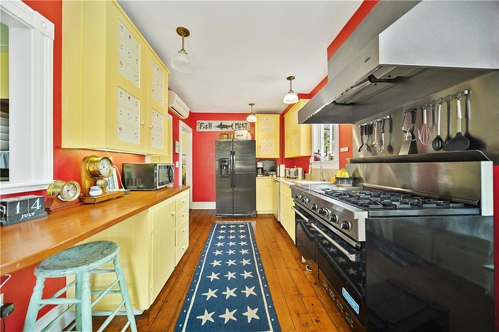 43 Poplar St Newport, RI 02840  | Single Family