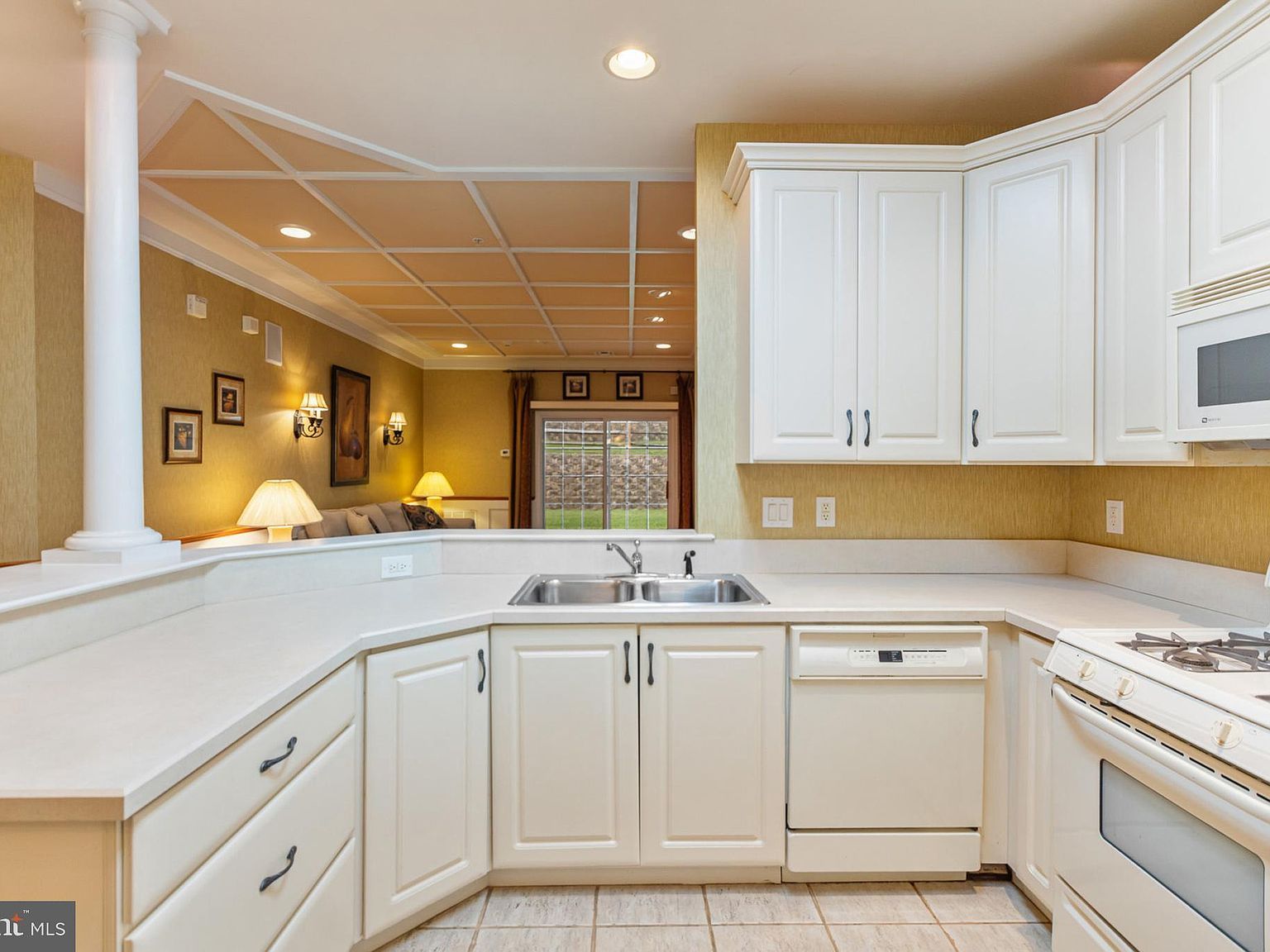 2 Falcon Dr APT 202 Holland, PA 18966  | Condominium