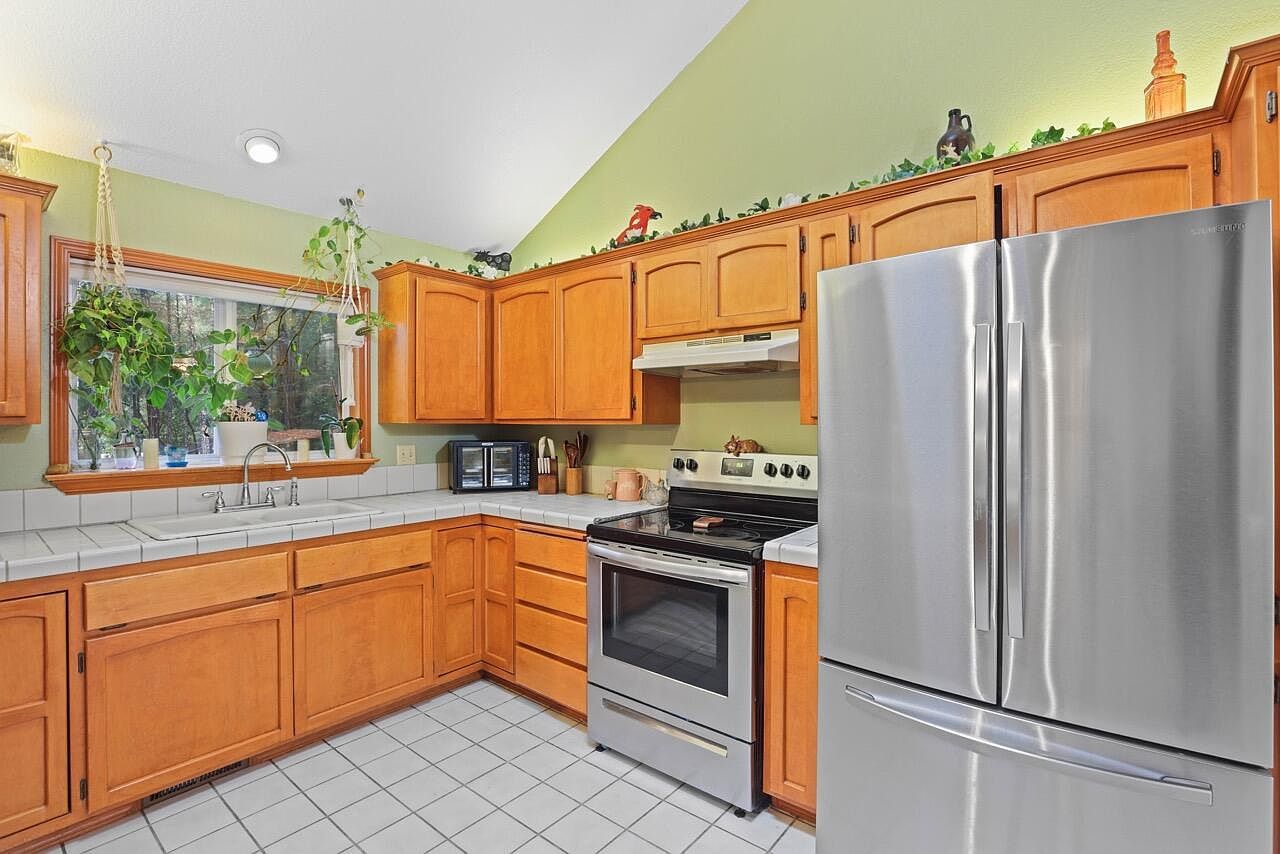 372 Thornbrook Dr Merlin, OR 97532  | Single Family