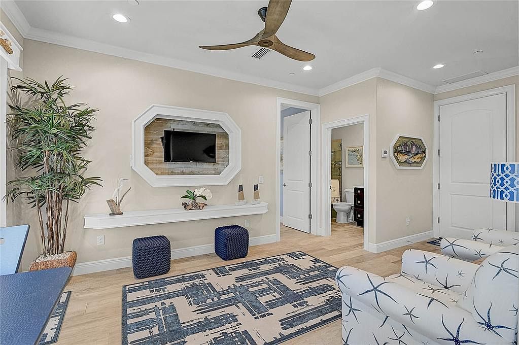 205 E Venice Ave Venice, FL 34285  | Single Family