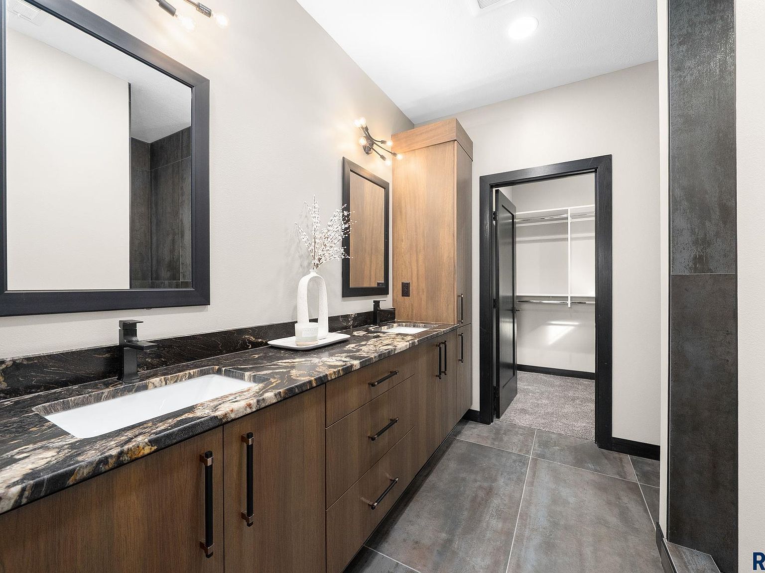 8617 W Shoreline Pl Sioux Falls, SD 57107  | New build