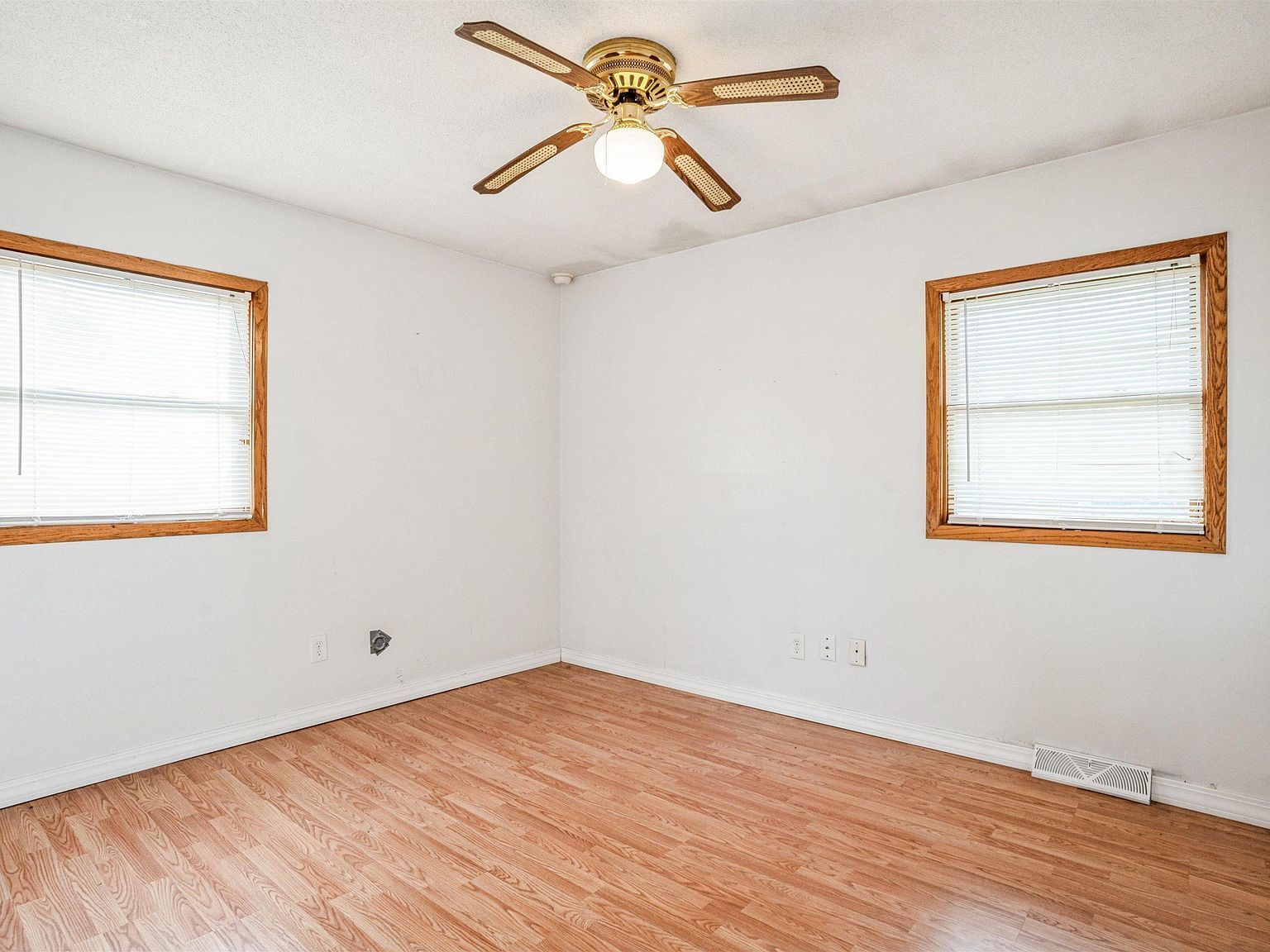 865 14th Ave NW Clinton, IA 52732  | Single Family