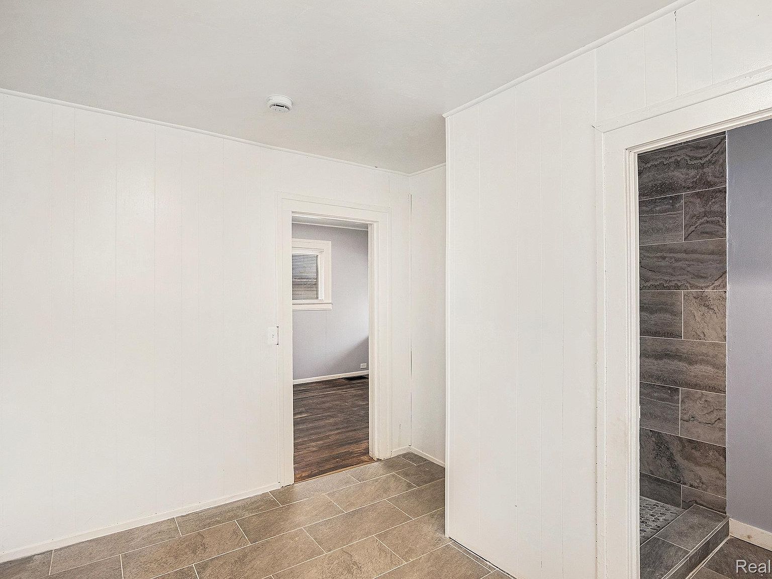 1119 Lakeview Ave Waterford, MI 48328  | Single Family