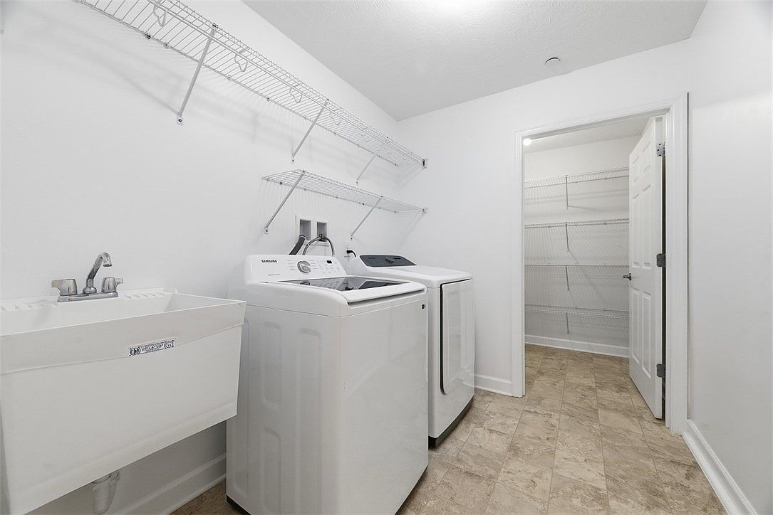 400 Spring Valley Dr Zelienople, PA 16063 | Condominium