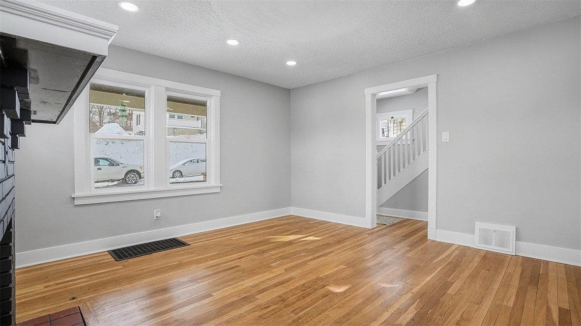 523 7th Ave Coraopolis, PA 15108  | Single Family