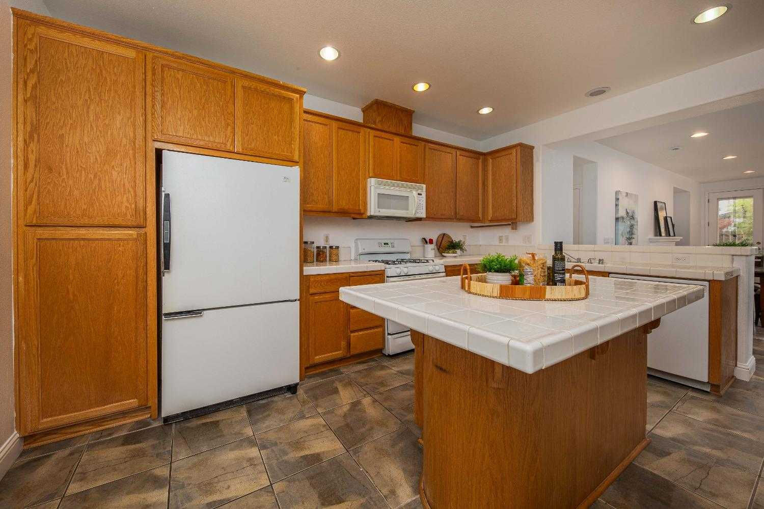 948 Monarch Ct, Manteca, CA, USA, 95337 - Thumbnail 5