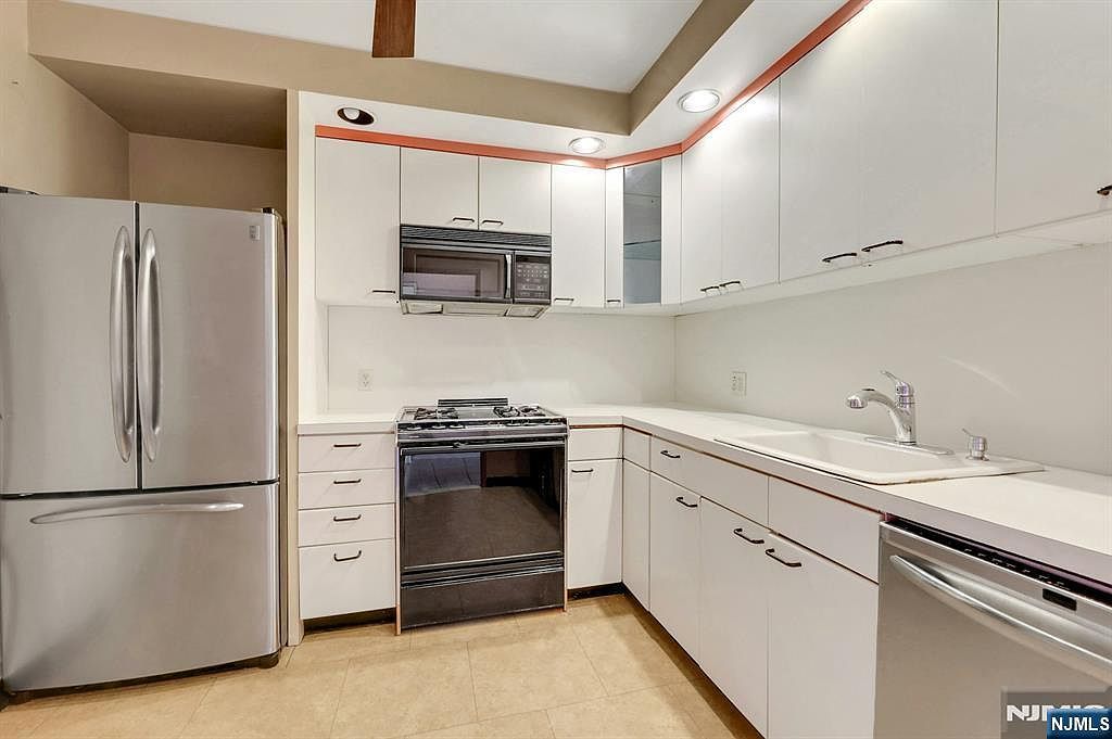 5 Horizon Rd #907 Fort Lee, NJ 07024  | Condominium