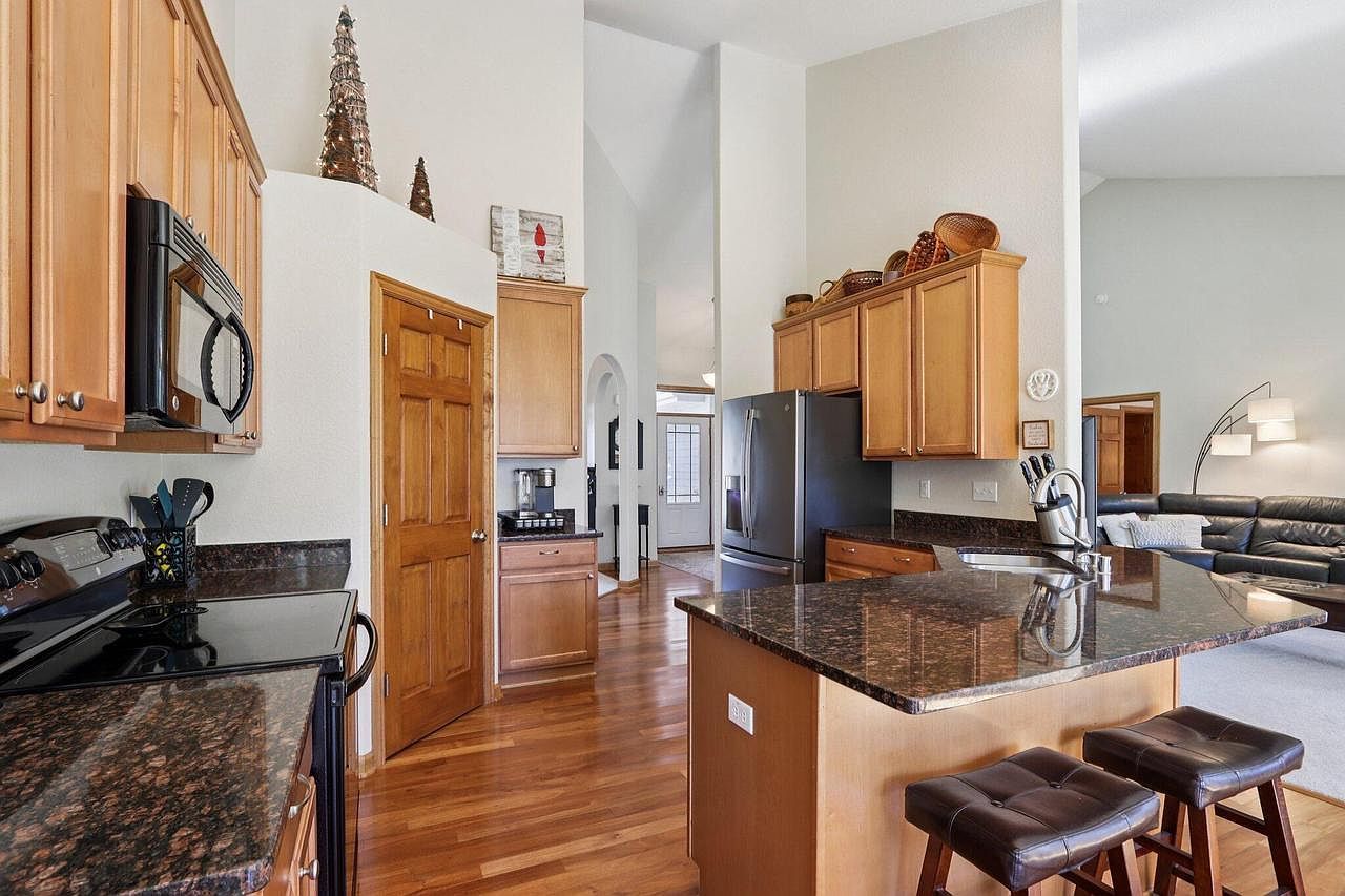 987 Prairieview Cir Oconomowoc, WI 53066  | Single Family