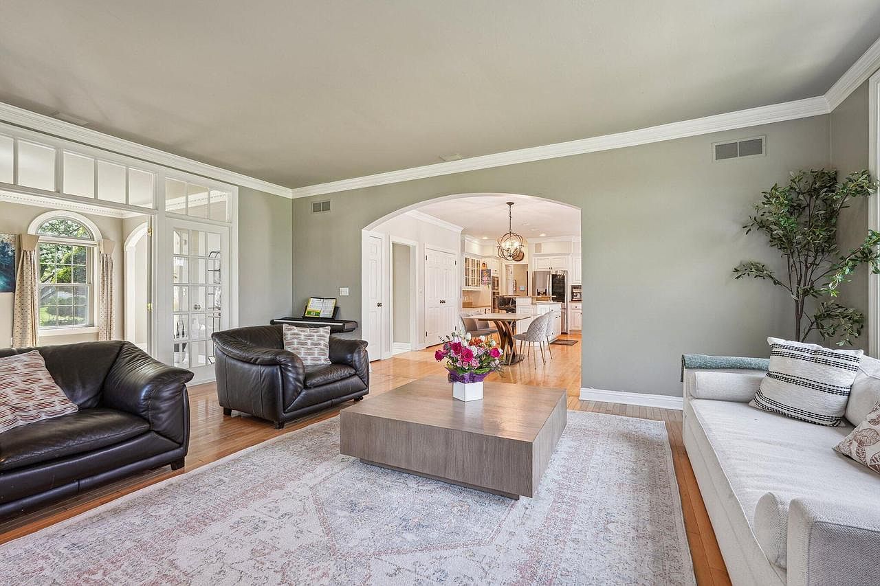 9254 W Wyndham Hills Ct Franklin, WI 53132  | Single Family