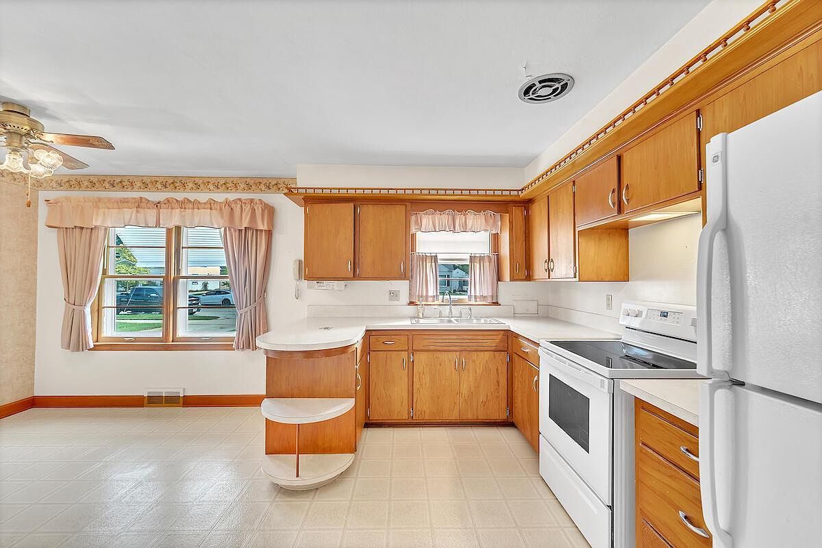 1040 Lincoln Dr W West Bend, WI 53095 | Single Family