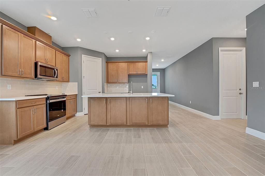 985 Fiesta Key Cir Lady Lake, FL 32159  | Single Family