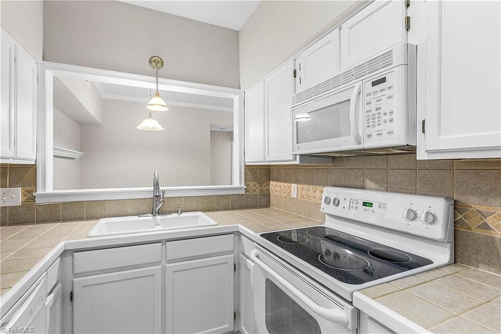 326 Meadows Cir Winston Salem, NC 27104  | Condominium