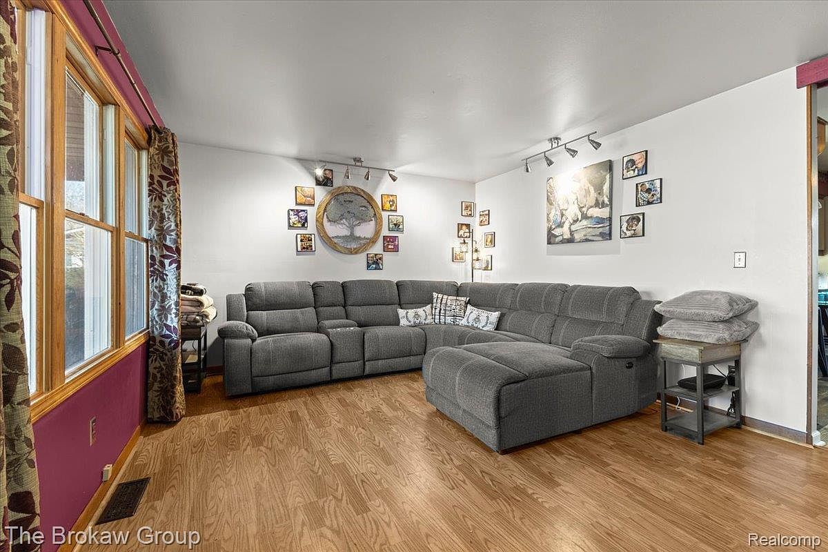 10490 Green Rd Goodrich, MI 48438  | Single Family