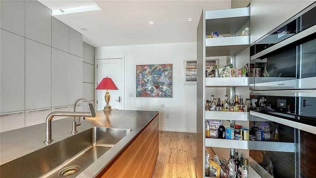 111 S Pineapple Ave #1103 Sarasota, FL 34236  | Condominium