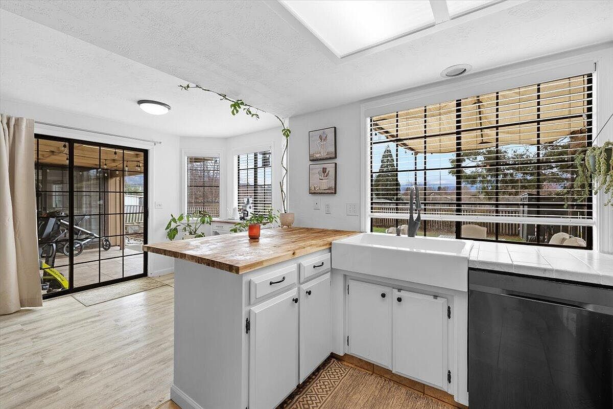 3208 Burton Dr Medford, OR 97504  | Single Family