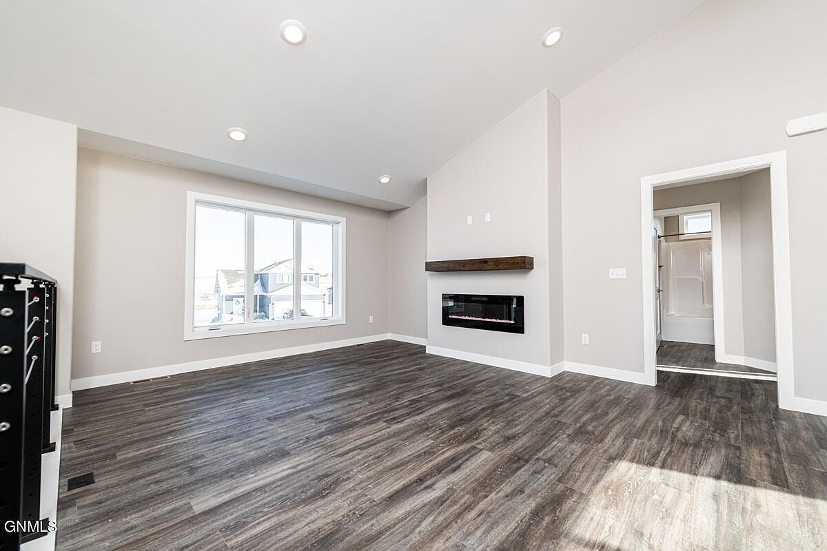 230 Leslie Ln Watford City, ND 58854  | Single Family