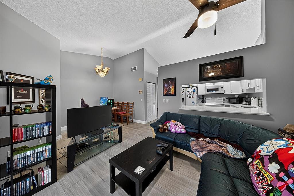 204 Lincoln Ct #204 Deerfield Beach, FL 33442 | Condominium