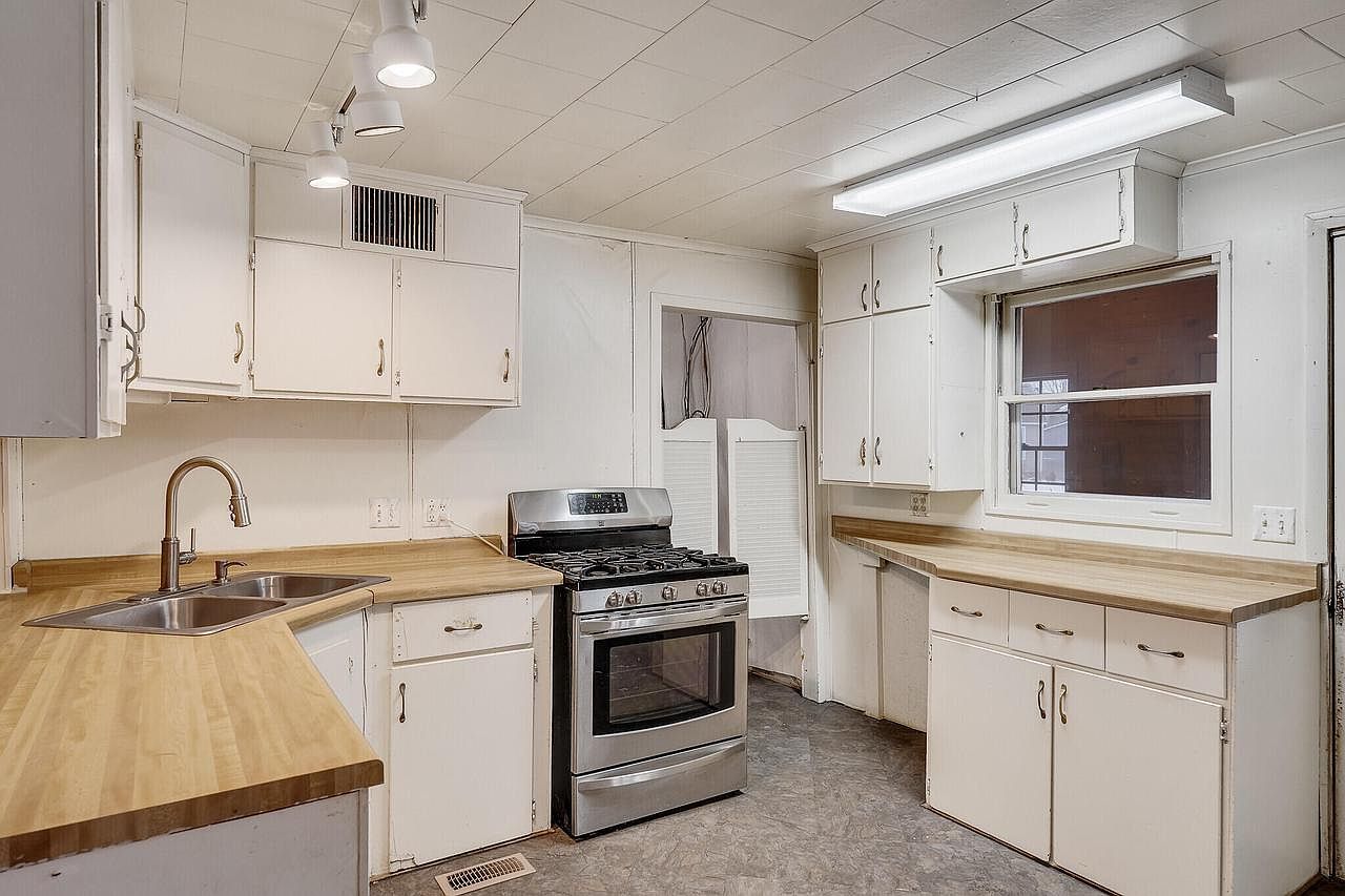 405 West Ave Mauston, WI 53948  | Single Family