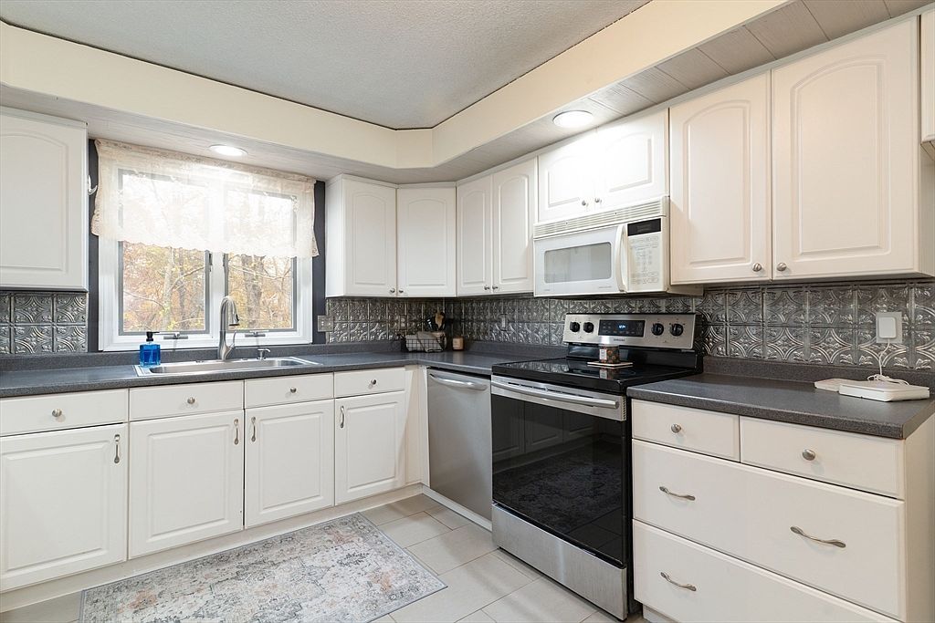 15 Cherokee Rd Holland, MA 01521  | Single Family