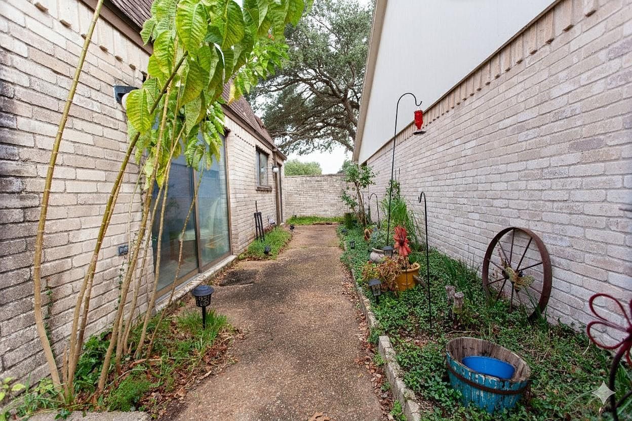 222 Mayfair Cir Wharton, TX 77488  | Single Family