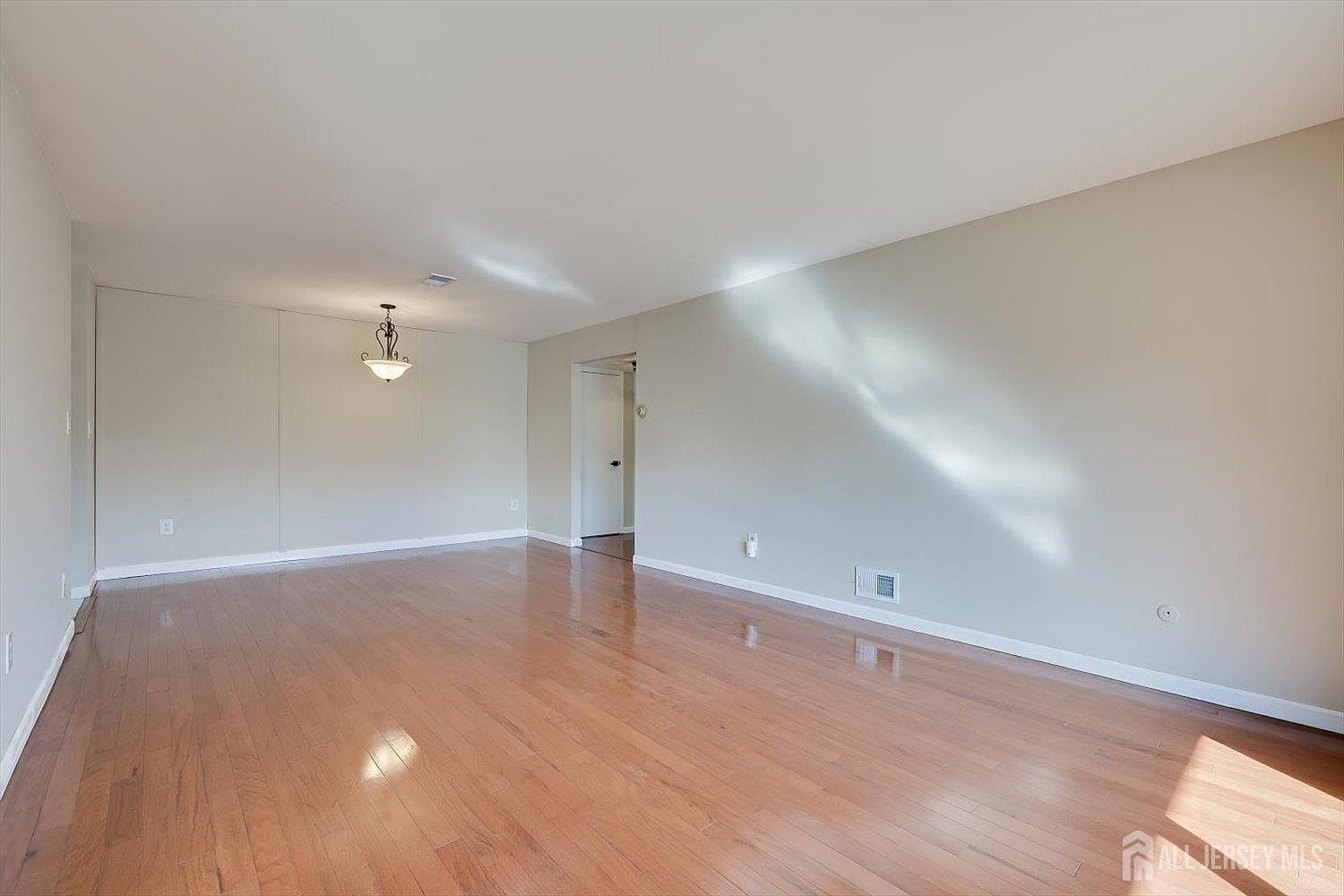 305 Sharon Garden Ct Woodbridge, NJ 07095 | Condominium