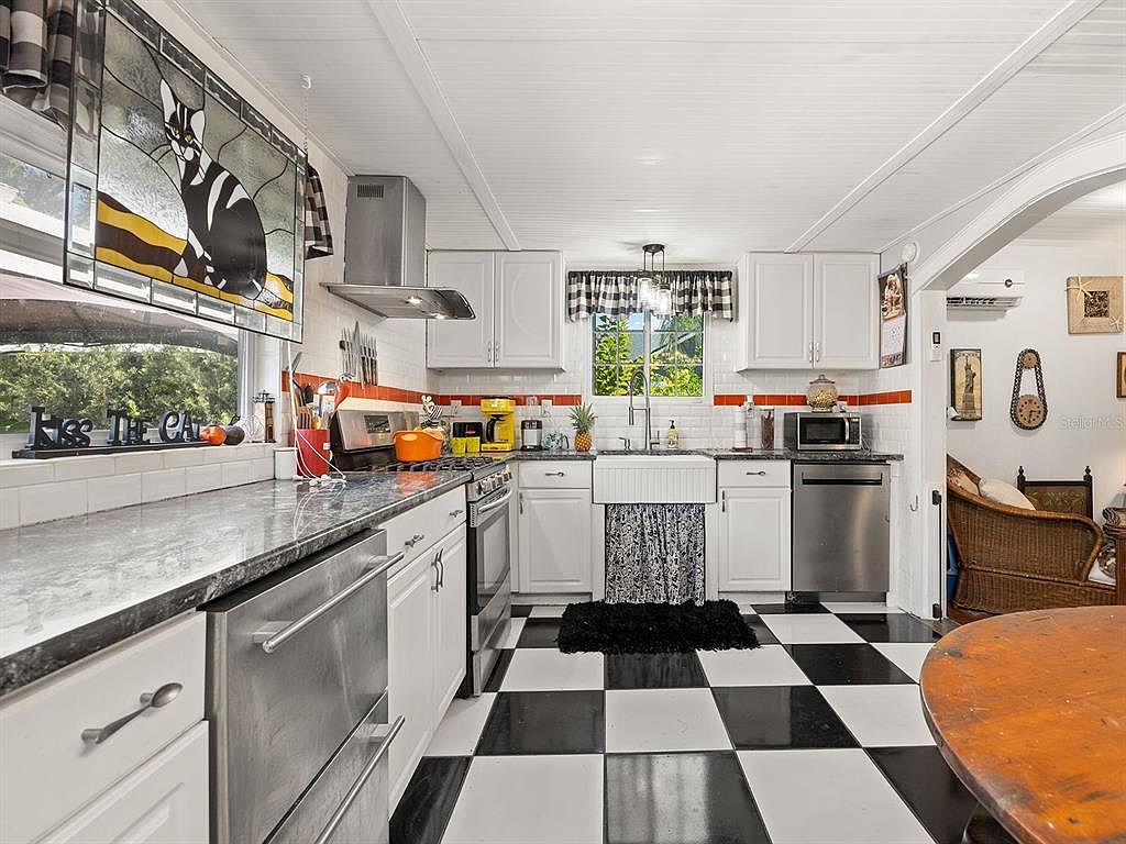 335 N Simpson St Mount Dora, FL 32757  | Single Family