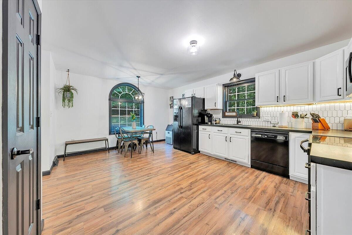 709 Forest Lawn Dr Moneta, VA 24121 | Single Family