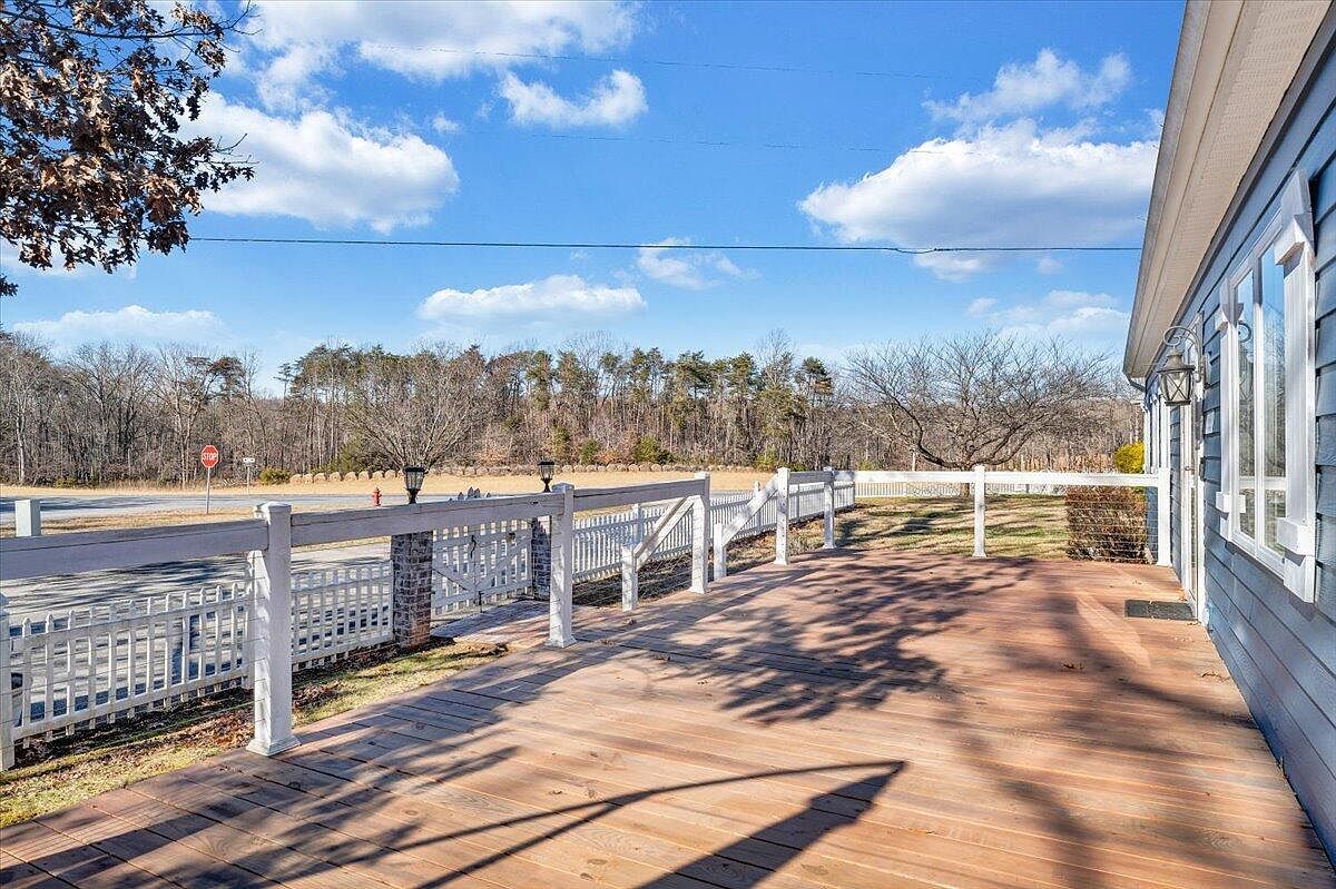 100 Sandpiper Dr Huddleston, VA 24104  | Single Family