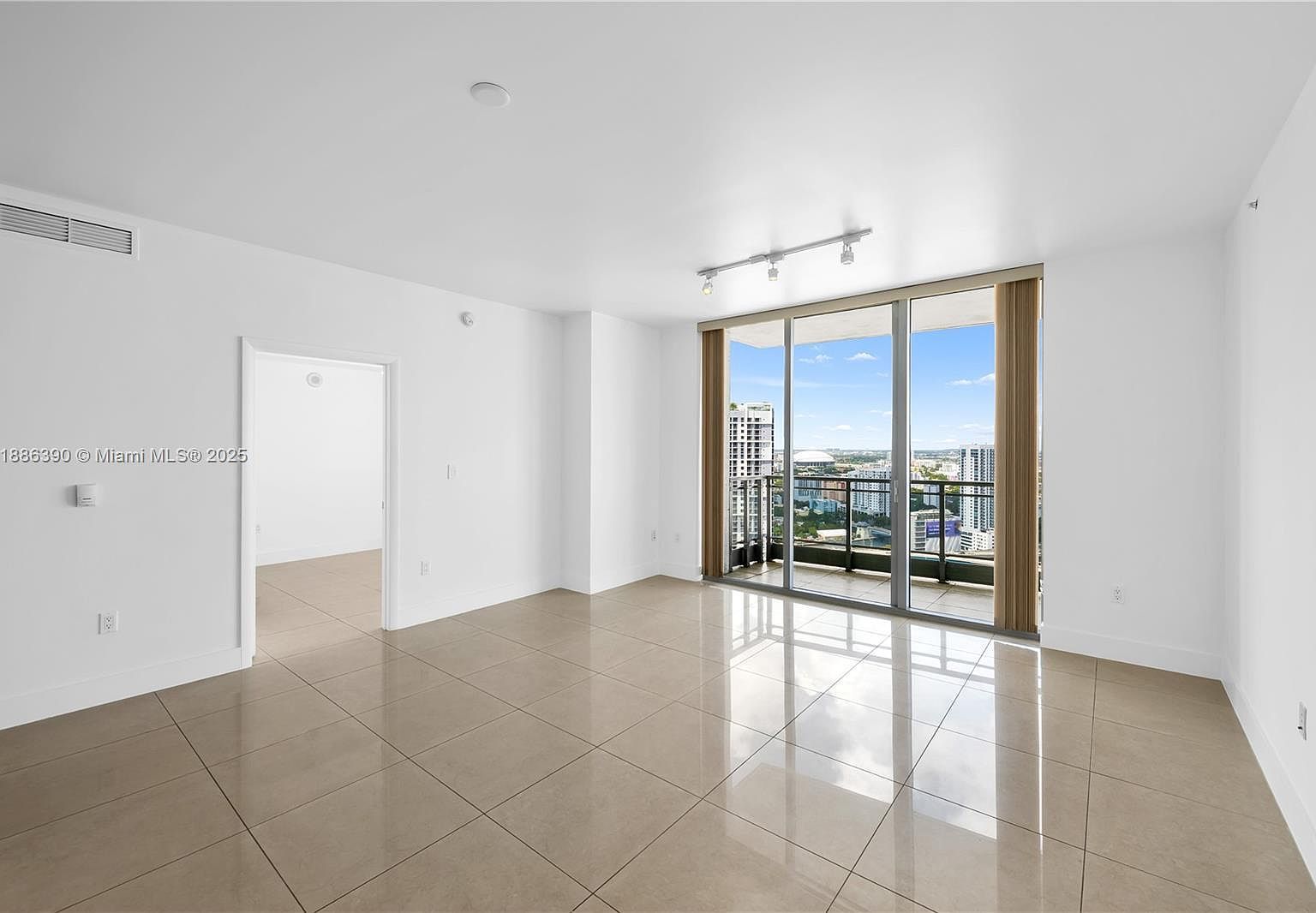 90 SW 3rd St APT 3305 Miami, FL 33130  | Condominium