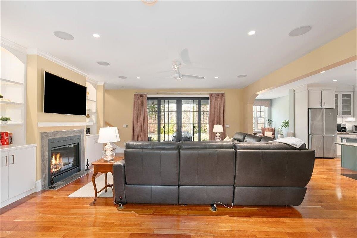 24 Brady Cir Plaistow, NH 03865  | Single Family