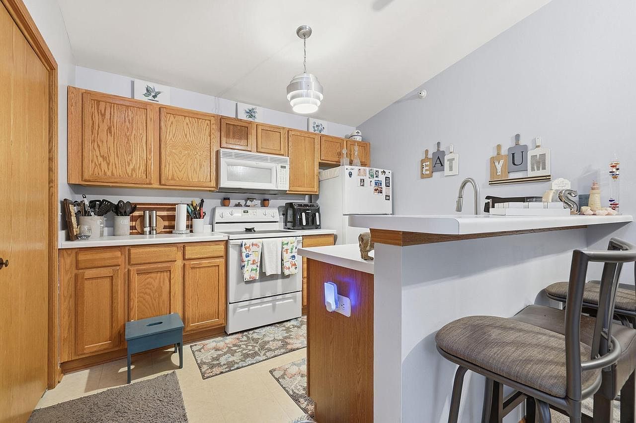 2825 11th Pl Unit 706 Kenosha, WI 53140  | Condominium