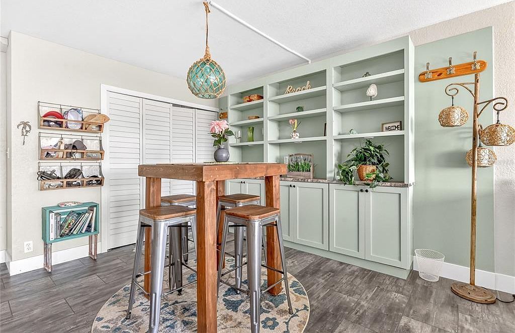 255 Dolphin Poin APT 407 Clearwater Beach, FL 33767 | Condominium