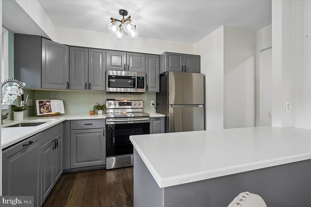 3220 S 28th St APT 202 Alexandria, VA 22302  | Condominium