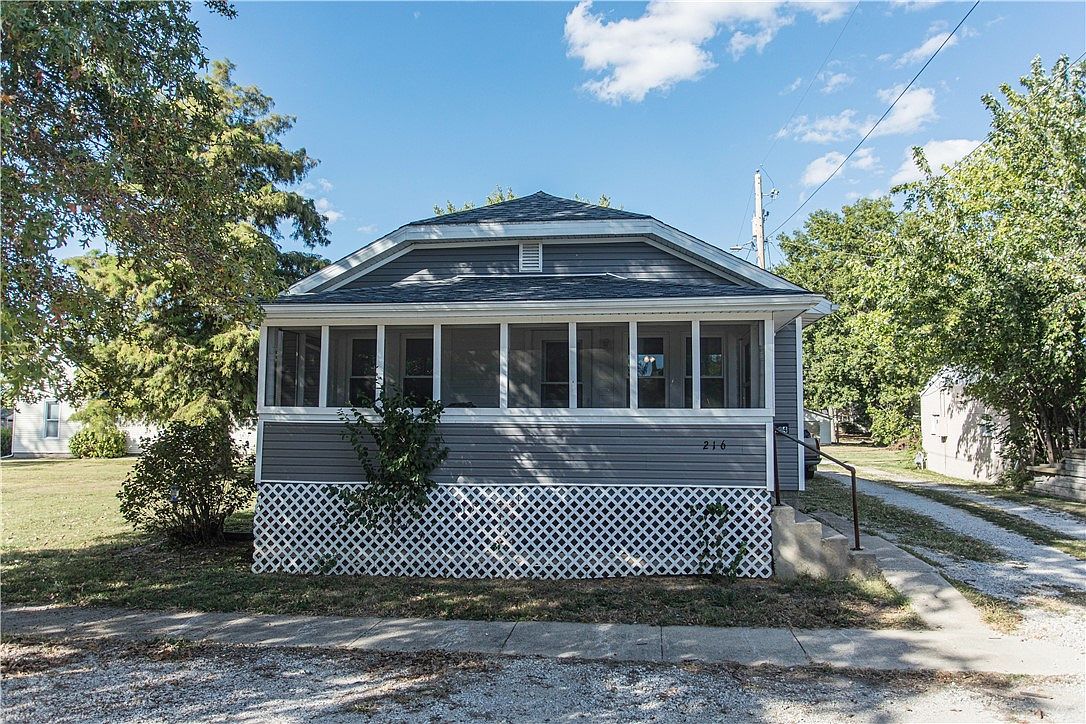 216 W 4th St Saint Elmo, IL 62458  | Single Family