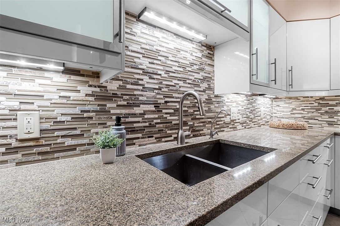 19801 Van Aken Blvd #F109 Beachwood, OH 44122  | Condominium