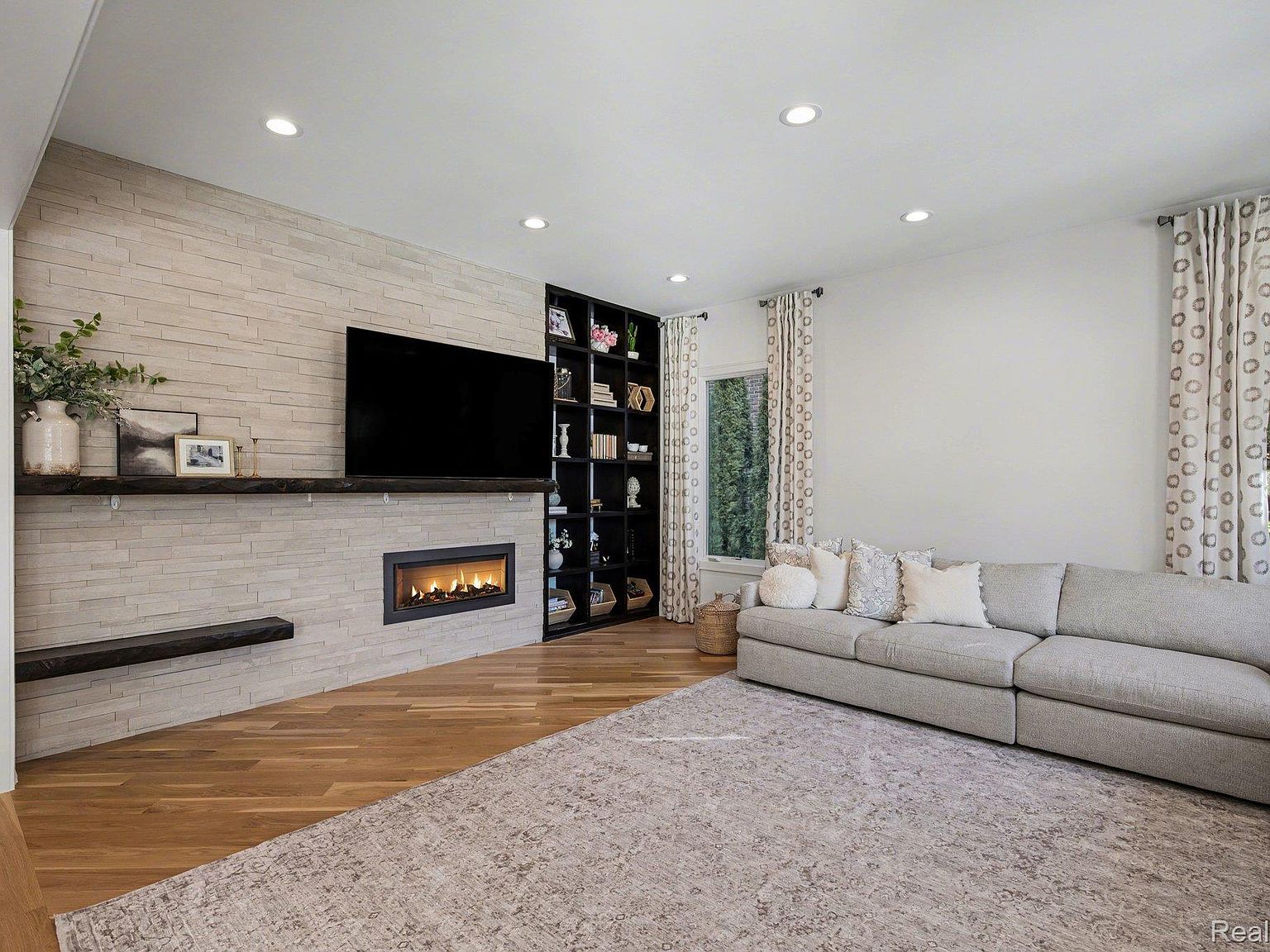 1021 Clear Creek Dr Rochester Hills, MI 48306  | Single Family