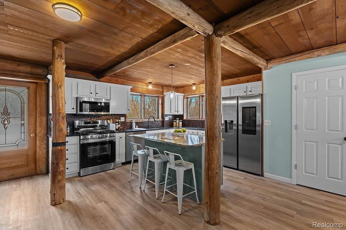 1747 Center Dr Temperance, MI 48182 | Single Family