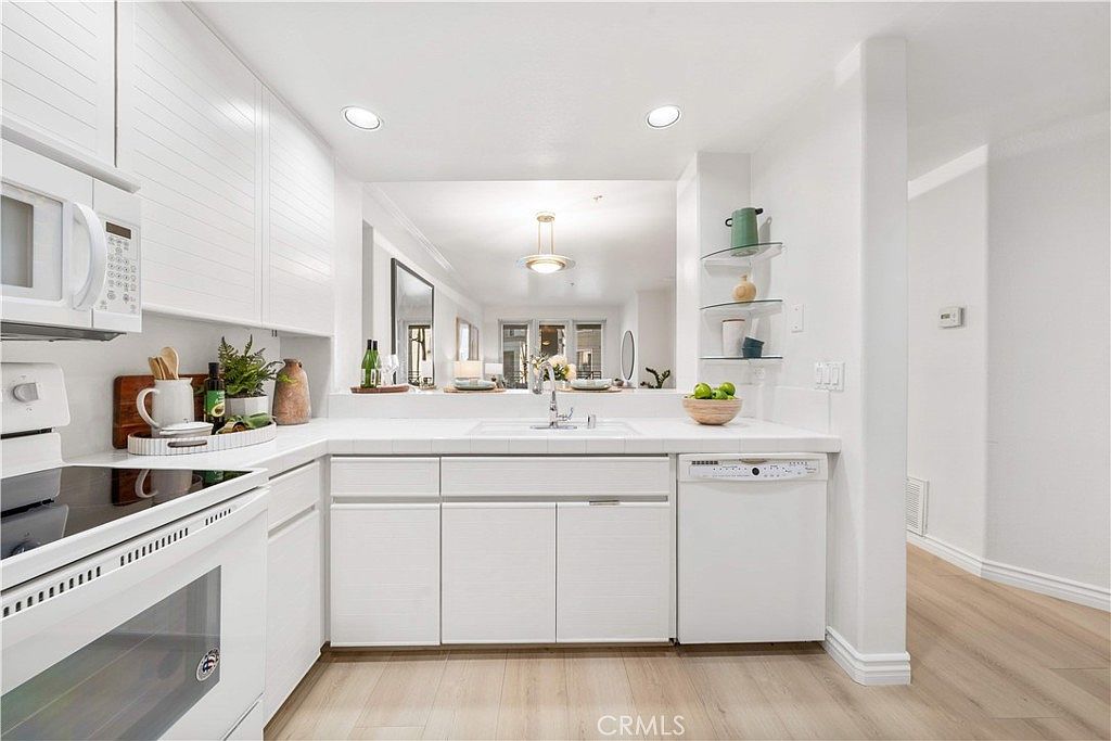 2233 Martin APT 204 Irvine, CA 92612  | Condominium