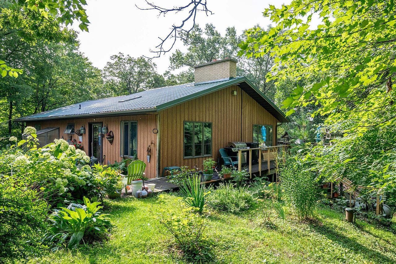 W8601 Hwy 82 Elroy, WI 53929  | Single Family