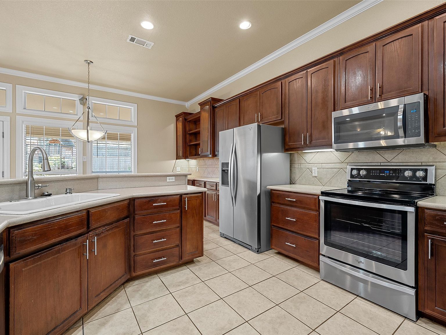 704 Fieldstone Dr Hewitt, TX 76643  | Single Family