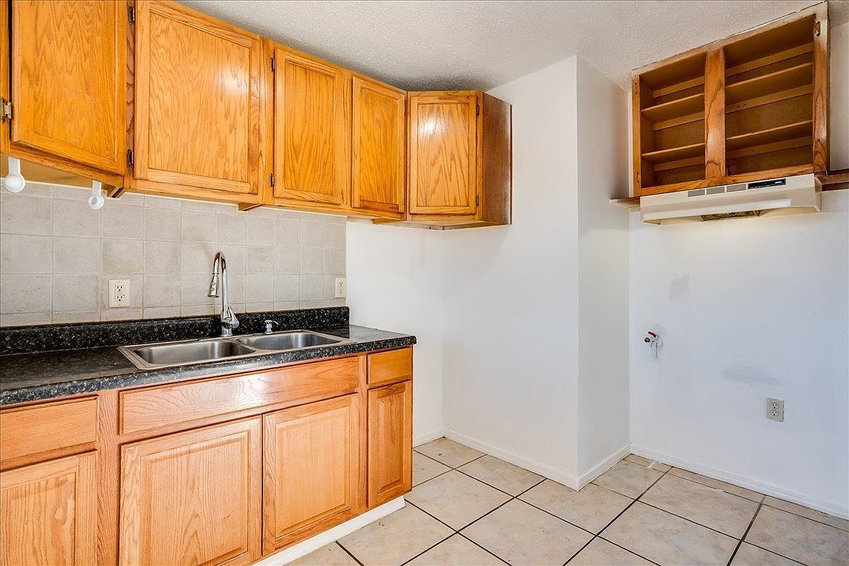 4462 S Hemlock Ave Wichita, KS 67216  | Single Family